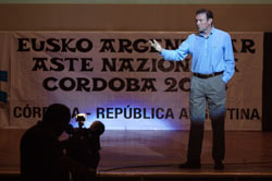 Ibarretxe durante su encuentro en Córdoba con la colectividad vasco-argentina (foto Jon Bernárdez)