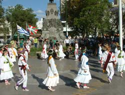 Actuación de los dantzaris montevideanos en la cordobesa Plaza San Martín (foto Eusko Indarra)