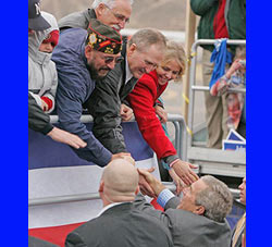 El miembro de la Cámara estatal Pete Goicoechea, Casey (Fagoaga) Guttry y su esposo Glen, teniente de alcalde de Elko, saludan al presidente Bush (foto Ross Andreson/Elko Daily Free Press)