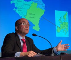 Patxi Baztarrika, viceconsejero vasco de Política Lingüística durante su exposición en Temuco