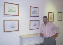 Javier Duarte junto a varias de sus obras en la exposición que mantiene abierta en Galería Eusketxe de la capital federal argentina