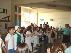 Los txikis del Coro, del Cuerpo de Bailes y del Euskara Txiki-Taldea saludan al público