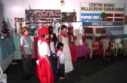 Niñas y niños integrantes del coro Villegas-eko Euskaldunak, que dirige la profesora Alejandra Montiel, en su actuación del pasado jueves