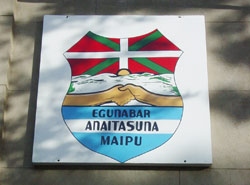 Detalle del logotipo del Centro Vasco de Maipú en la fachada de su sede (foto EuskalKultura.com)