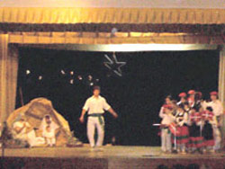 Interpretación del belén viviente de los alumnos y socios del Centro Vasco Denak Bat de Mar del Plata. Sebastián Vicente interpretó el aurresku