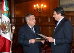 Momento en que el Embajador Jiménez Remus hace entrega del Exaequator a Iñaki Azua, lo que le acredita como nuevo Cónsul Honorario de México en Bilbao, con alcance competencial a todo el País Vasco