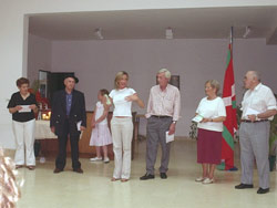 En la foto, varios de los 'euskaldun zaharrak' del Gure Txokoa de Tandil reciben su reconocimiento de manos de la profesora de euskara Valeria Aramburu 