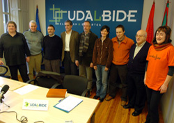 Miembros de Udalbide y representantes de las asociaciones posaron tras la rueda de prensa