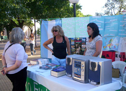 Miembros de Villegas-ko Euskaldunak colocaron en la plaza principal villeguense un stand informativo y de recogida de firmas en favor de la lengua