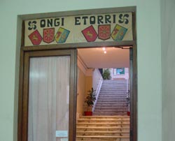 Entrada a la sede del Centro Vasco Francés de la ciudad de Buenos Aires (foto EuskalKultura.com)