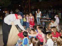 Detalle de la entrega de golosinas y caramelos durante la recepción a Olentzero organizada por el Centro Vasco 'Oneratu' de Castelli