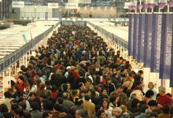 Miles de personas visitarán hasta el domingo la 41 Feria del Libro y Disco. En la fotografía, la Feria en plena ebullición en una edición anterior