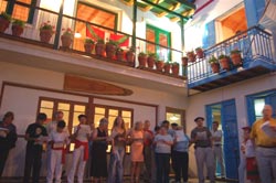 Socios y amigos de la Euskal Etxea entonando cantos en el patio del centro (foto San NicolasEE)