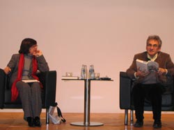 Bernardo Atxaga, acompañado de la moderadora Michi Strausfeld durante la charla ofrecida en Berlín (foto Instituto Cervantes)