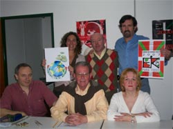 A la izquierda Gabriela Churruca portando su afiche y a la derecha Osvaldo Destandau con su obra, acompañados por algunos alumnos y responsables de euskera de Mar del Plata