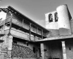 La casa Apezarena, junto a la iglesia de Ciáurriz