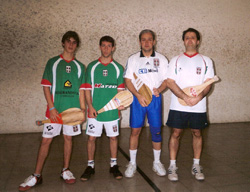 A la izquierda, Joaquín Recalt y Franco Sánchez, la pareja de pelotaris ayacuchense campeona, junto a ellos, los representantes del CV de Tandil