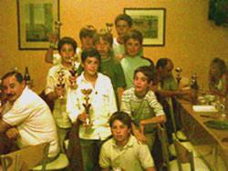 Los pelotaris txikis del Centro Vasco de Macachín posan con orgullo con sus respectivos trofeos