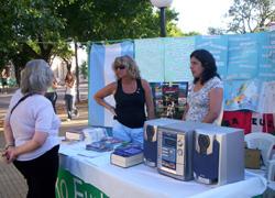Miembros de Villegas-ko Euskaldunak colocaron en la plaza principal villeguense un stand informativo y de recogida de firmas en favor de la lengua
