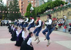El grupo Gaztedi Dantza Taldea en una de sus actuaciones en Bilbao, en una edición anterior del programa
