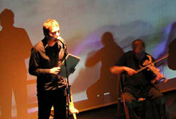 El poeta Kirmen Uribe durante una actuación de la gira 'Zaharregia, txikiegia agian' en Estados Unidos