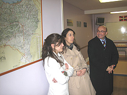 Lorea Bilbao, asesora de Política Lingüística (centro) y el viceconsejero Patxi Baztarrika (drcha) durante su visita a la euskal etxea de París 
