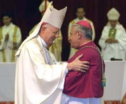 Monseñor Pedro Laxague y el Nuncio Apostólico tras la ceremonia en la que se convirtió en nuevo obispo