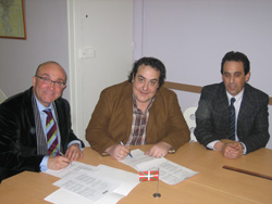 Patxi Baztarrika, Viceconsejero de Política Linguística; Robert Estagnan, presidente de  Eskual Etxea de París, y Joseba Erkizia, director de HABE