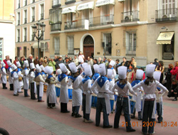 La tamborrada txiki interpreta los sones de Sarriegi frente a la Euskal Etxea de la capital española