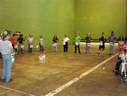 Ensayo de la tamborrada de adultos en la cancha de Eusko Etxea de Caracas (fotos Pedro Javier Arriaga)