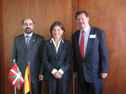 El consejero Tontxu Campos junto a la ministra de Educación de Colombia y José Vicente Katarain, vicepresidente de la Euskal Etxea de Bogotá