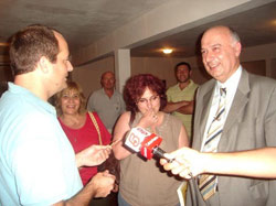 En la imagen, el presidente del Club Jacobo Urso, Roberto Goyeneche; el intendente de Saladillo y director de la euskal etxea, Carlos Antonio Gorosito; y María Silvina Bordenave, presidenta del CV