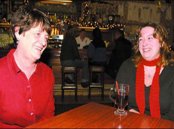 Anita Izoco y Teresa Fernandez hablan sobre el Centro Vasco en el JT Basque Bar (foto M.Newbold)