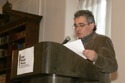 Bernardo Atxaga en una foto de archivo, pronunciando una conferencia en Nueva York