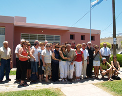 Miembros de la delegación llegada de la Idiazabal del País Vasco posan frente a la Municipalidad de la Idiazábal de la provincia argentina de Córdoba