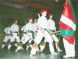 Dantzaris del Centro Vasco 'Denak Bat' de Mar del Plata en plena exhibición, en la 'Taska de Invierno' del recién finalizado año 2006