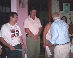 El señor Echave, en representación de su hijo Gustavo, recibió con orgullo el premio del concurso, de mano de dirigentes del centro vasco villeguense