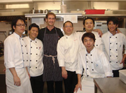 El cocinero Mikel Arriet Arruiz junto a compañeros de trabajo en el marco del reciente viaje y demostraciones en que participó en Hong Kong