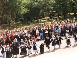 Un grupo de personas vestidos de baserritarras formando una cadena humana