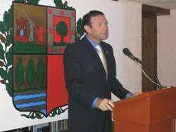 El lehendakari Ibarretxe en el Centro Vasco en su visita de octure de 2003 (foto vascosmexico.com)