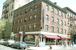 Edificio neoyorquino que albergó el hotel de Valentín Aguirre, referencia histórica de los vascos en la ciudad de Nueva York (foto Joseba Etxarri)