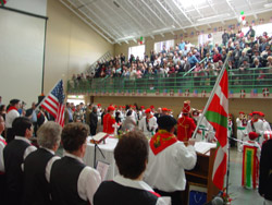 Miembros de la klika (banda musical) del BCC durante la misa del domingo, enarbolando las banderas estadounidense y vasca junto al altar (foto EuskalKultura.com)