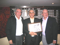 De izquierda a derecha, Mikel Arregi (presidente de la Filmoteca Vasca), Yves Corbel (Alianza Francesa de Mexico) y Eduardo Ormaetxea (presidente de la Euskal Etxea de México)