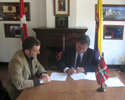 Kinku Zinkunegi y Francisco Espinosa durante la firma del aucerdo en la Euskal Etxea de Bogotá