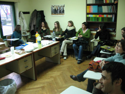 Los alumnos polacos durante su visita al euskaltegi de Etxebarri, en Bilbo (foto Ulibarri)