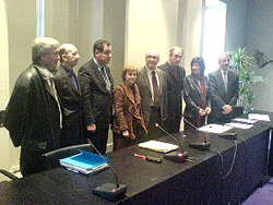 Representantes del Gobierno Vasco y Euskararen Erakunde Publikoa durante la firma del acuerdo 