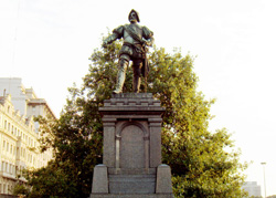 Retoño del Árbol de Gernika situado tras el monumento a Juan de Garay, en la plazoleta que lleva el nombre del refundador de la capital argentina, junto a la Casa Rosada
