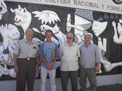 Representantes del Centro Vasco junto al autor del mural del Guernica (foto Magdalena Mignaburu)