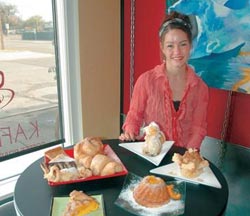 Kara Stewart en el Kafe Utza frente a una selección de los pasteles caseros que ofrece a sus clientes (foto MarkHenckel-BG)