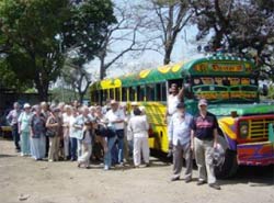 El autobús 'Dios Todopoderoso', uno de los protagonistas de la excursión caraqueña (fotos PJA)